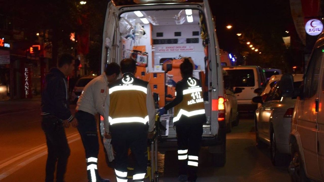 ambulans-ile-otomobil-carpisti:-saglik-calisani-yaralandi