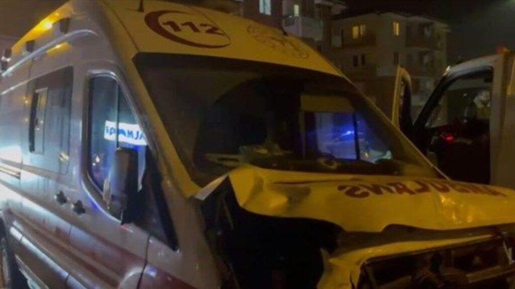 ambulans-otomobille-carpisti,-cok-sayida-yarali-var