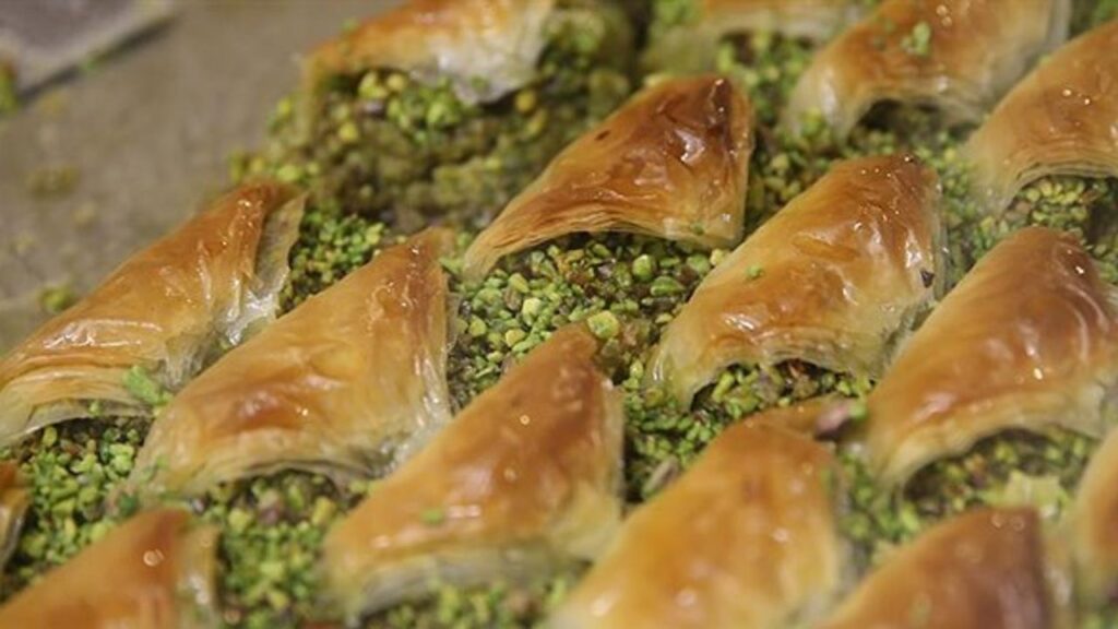 bakanlik-tek-tek-ifsaladi!-baklavadan-ay-cekirdegi,-sucuktan-sakatat