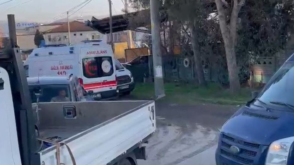 ters-yone-giren-araclar-trafigi-kilitledi:-ambulans-trafikte-kaldi