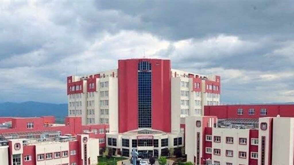 ‘bicak-parasi’-aldigi-one-surulen-profesor-ile-sekreterine-adli-kontrol